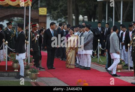 Kathmandu, Nepal. 12 Okt, 2019. Präsident Bidya Devi Bhandari begrüßt und begleitet ihr chinesischer Amtskollege Xi Jinping auf den roten Teppich an der Tribhuvan International Airport, Kathmandu, Nepal am 12. Oktober 2019. Der chinesische Präsident Xi ist in Nepal zu einem zweitägigen Besuch. (Foto durch Subash Shrestha/Pacific Press) Quelle: Pacific Press Agency/Alamy leben Nachrichten Stockfoto