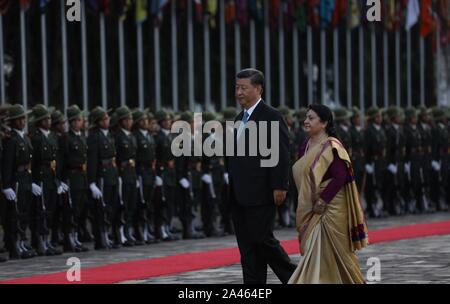 Kathmandu, Nepal. 12 Okt, 2019. Präsident von China, Xi Jinping bieten einen Schutz der Ehre von einem Kontingent der nepalesischen Armee an am internationalen Flughafen Tribhuvan, Kathmandu, Nepal am 12. Oktober 2019. Der chinesische Präsident Xi ist in Nepal zu einem zweitägigen Besuch. (Foto durch Subash Shrestha/Pacific Press) Quelle: Pacific Press Agency/Alamy leben Nachrichten Stockfoto