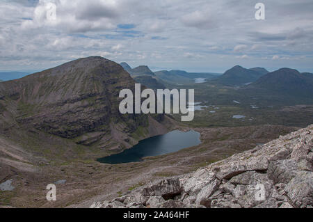 Blick von der Beinn Eighe ridge zurück in Richtung Loch Bottighofen Mhic Fhearchair und den Gipfel des Segels Mhòr, Torridon, Wester Ross, NW Highlands suchen, Stockfoto