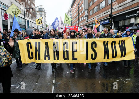 Die Oxford Street, London, UK. 12. Oktober 2019. Aussterben Rebellion Bühne ein Aussterben März 'Es gibt Stärke in Trauer' auf der Oxford Street. Quelle: Matthew Chattle/Alamy leben Nachrichten Stockfoto