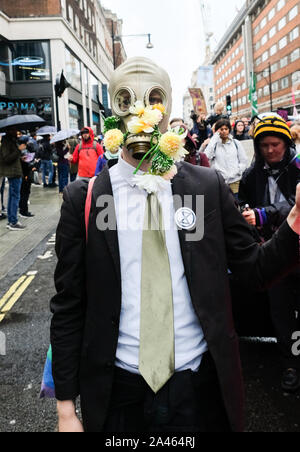 Die Oxford Street, London, UK. 12. Oktober 2019. Aussterben Rebellion Bühne ein Aussterben März 'Es gibt Stärke in Trauer' auf der Oxford Street. Quelle: Matthew Chattle/Alamy leben Nachrichten Stockfoto