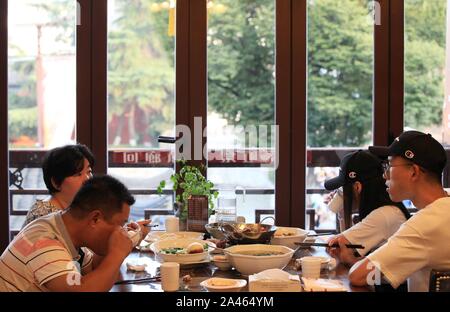 Am ersten Tag der Mitte Herbst Festival Urlaub, Fuzimiao, einem malerischen Ort an der Qinhuai Fluss, ist von Touristen in Nanjing/ci überfüllt Stockfoto