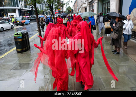 Die Oxford Street, London, UK. 12. Oktober 2019. Aussterben Rebellion Bühne ein Aussterben März 'Es gibt Stärke in Trauer' auf der Oxford Street. Quelle: Matthew Chattle/Alamy leben Nachrichten Stockfoto