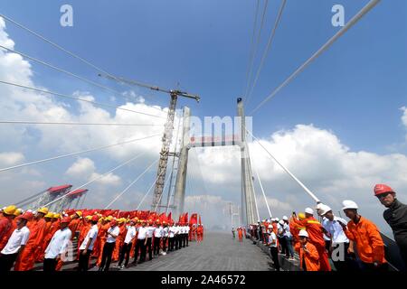 Die chinesischen Arbeiter die Arbeit dem Pingtan Meerenge Straße - Schiene Brücke, die weltweit längste cross-Sea Road - Rail Bridge, in Fuzhou city, südost China Fujian Stockfoto