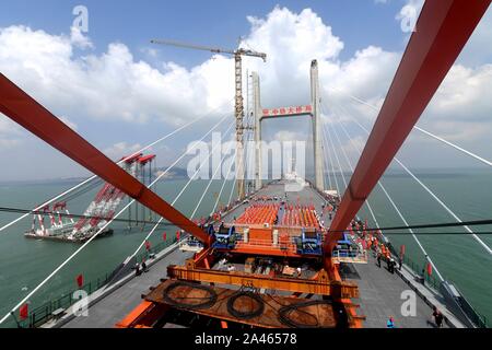 Die chinesischen Arbeiter die Arbeit dem Pingtan Meerenge Straße - Schiene Brücke, die weltweit längste cross-Sea Road - Rail Bridge, in Fuzhou city, südost China Fujian Stockfoto