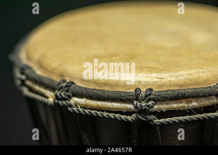 Nahaufnahme einer Djembe der natürlichen Haut afrikanischer Herkunft mit seiner fest spannen und Tuning Strings Stockfoto