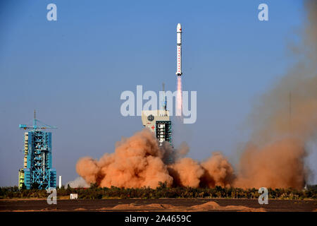 Auf einem langen Marsch-2D-Trägerrakete gestartet, Yunhai-1 02 Satelliten wird in die geplante Umlaufbahn vom Jiuquan Satellite Launch Center in Jiuquan Stadt geschickt, Stockfoto