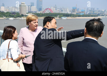 Die deutsche Bundeskanzlerin Angela Merkel steht auf der Wuhan Yangtze River Bridge, Rosa, Zuhören, Einführungen in Wuhan City, Central China Hubei provin Stockfoto