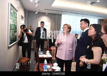 Die deutsche Bundeskanzlerin Angela Merkel spricht am neuen Webasto Werk in Wuhan City für das Personal, die Zentrale der chinesischen Provinz Hubei, 7. September 2019. Stockfoto