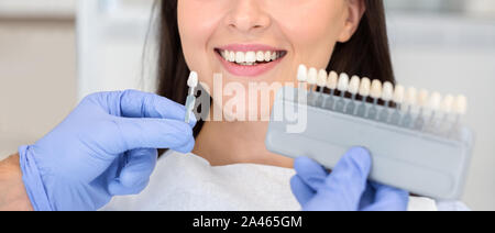 Zahnarzt Anwendung sample von Zahn Maßstab zu den glücklichen Patienten Zähne Stockfoto