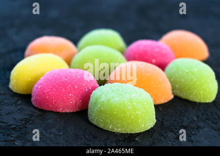 Marmelade als Hintergrund. Textur. Gelee süsse bonbons auf schwarzem Hintergrund. Die Textur der Lebensmittel. Bunten Süßigkeiten Marmelade. Close-up. Stockfoto