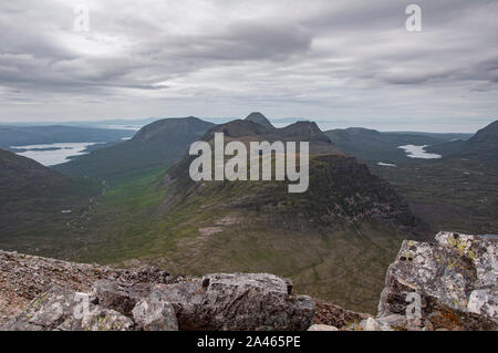 Blick von der Beinn Eighe massiv in Richtung obere Loch Torridon und die Berge von Liathach und Ben Alligin, Torridon, Wester Ross, NW Highlands Stockfoto