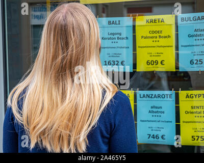 Frau sieht Travel bietet Stockfoto