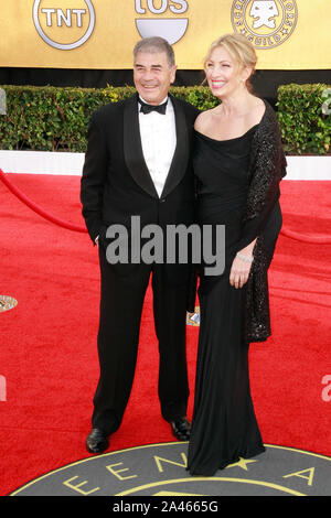 Hollywood, USA. 30. Jan 2011. Robert Forster und Denise Grayson an der 17. jährlichen Screen Actors Guild Awards. Ankunft im Heiligtum Exposition Center in Los Angeles, CA, 30. Januar 2011 statt. Foto von Joe Martinez/PictureLux Datei Referenz # 30842 193 Credit: PictureLux/Hollywood Archiv/Alamy leben Nachrichten Stockfoto