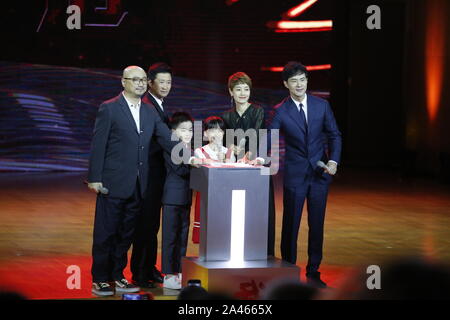 Chinesische Schauspielerin Ma Yili, zweiter von rechts, und chinesischen Schauspieler Xu Zheng, Links, und Wu Jing, die zweite von links, an der Premiere des Films Stockfoto