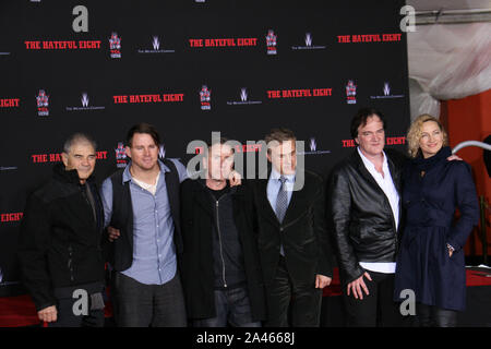 Hollywood, USA. 05. Jan 2016. Robert Forster, Channing Tatum, Tim Roth, Christoph Waltz, Quentin Tarantino, Zoe Bell 01/05/2016 Quentin Tarantino Hand- und Fußabdruck Zeremonie an TCL Chinese Theatre in Hollywood, CA Foto von shogo Okishio/HollywoodNewsWire.net Datei Referenz # 32789 032 HNW Credit: PictureLux/Hollywood Archiv/Alamy leben Nachrichten Stockfoto