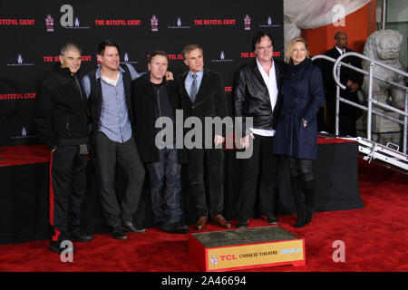 Hollywood, USA. 05. Jan 2016. Robert Forster, Channing Tatum, Tim Roth, Christoph Waltz, Quentin Tarantino, Zoe Bell 01/05/2016 Quentin Tarantino Hand- und Fußabdruck Zeremonie an TCL Chinese Theatre in Hollywood, CA Foto von shogo Okishio/HollywoodNewsWire.net Datei Referenz # 32789 033 HNW Credit: PictureLux/Hollywood Archiv/Alamy leben Nachrichten Stockfoto