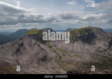 Blick von Còinneach Mhòr, Munro über den Grat in Richtung Beinn Eighe, Torridon, Wester Ross, NW Highlands, Schottland Stockfoto