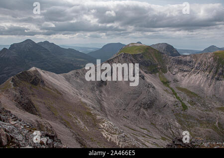 Blick von Còinneach Mhòr, Munro über den Grat in Richtung Beinn Eighe, Torridon, Wester Ross, NW Highlands, Schottland Stockfoto