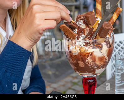 Leckere Eisbecher im heißen Sommer Stockfoto