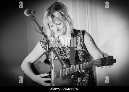 Indie singer/songwriter und Hadestown Schöpfer Anais Mitchell führt in Burlington, VT, USA, mit Gitarrist Austin Nevins. Stockfoto