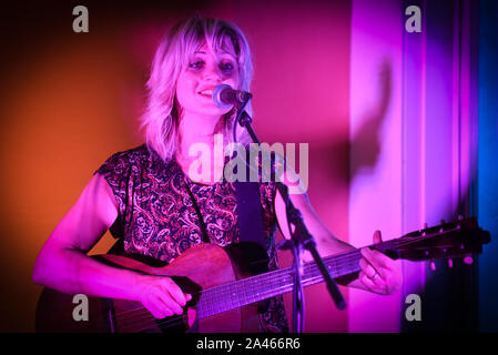 Indie singer/songwriter und Hadestown Schöpfer Anais Mitchell führt in Burlington, VT, USA, mit Gitarrist Austin Nevins. Stockfoto