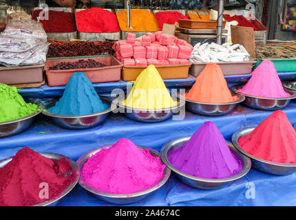 Bei Devaraja Market im Zentrum von Mysore, mehrfarbige Mounds von dieser pulsierenden Spice ist an vielen Ständen angezeigt. Stockfoto