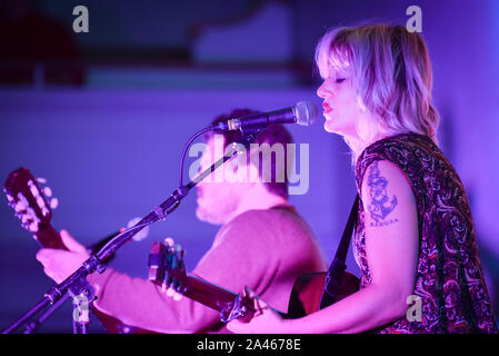 Indie singer/songwriter und Hadestown Schöpfer Anais Mitchell führt in Burlington, VT, USA, mit Gitarrist Austin Nevins. Stockfoto