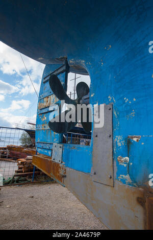 Alte propeller Schraube im Außenbereich Schiff reparieren lassen. Boot Propeller Stockfoto