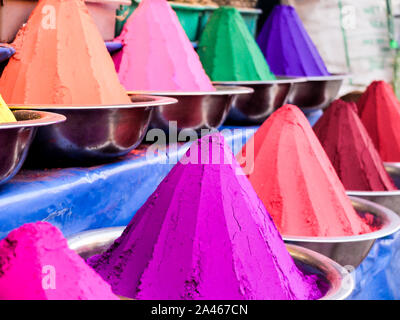 Bei Devaraja Market im Zentrum von Mysore, mehrfarbige Mounds von dieser pulsierenden Spice ist an vielen Ständen angezeigt. Stockfoto