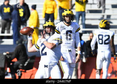 Heem, Illinois, USA. 12 Okt, 2019. Michigan Wolverines Quarterback Shea Patterson (2) in Aktion während der NCAA grosse Konferenz 10 Fußballspiel zwischen den Illinois vs Michigan im Memorial Stadium in Heem, Illinois. Dean Reid/CSM/Alamy leben Nachrichten Stockfoto