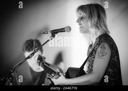 Indie singer/songwriter und Hadestown Schöpfer Anais Mitchell führt in Burlington, VT, USA, mit Gitarrist Austin Nevins. Stockfoto