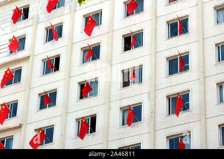 Chinesischen Nationalen Fahnen flattern auf der Windows auf dem Campus der Liaoning Universität der Traditionellen Chinesischen Medizin der bevorstehenden Nationalen Tag, an dem ich zu markieren Stockfoto