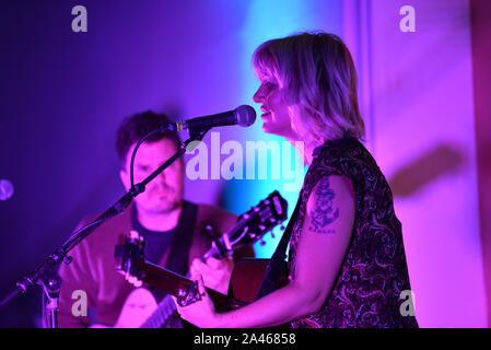 Indie singer/songwriter und Hadestown Schöpfer Anais Mitchell führt in Burlington, VT, USA, mit Gitarrist Austin Nevins. Stockfoto