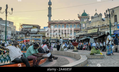 MYSURU (MYSORE), Karnataka/Indien - vom 15. Februar 2018: Außerhalb der Mauern des Devaraja market, Leute sitzen, entspannen und über ihre täglichen Leben gehen. Stockfoto