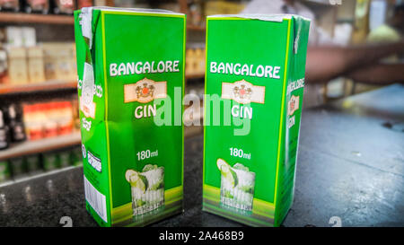 MYSURU (MYSORE), Karnataka/Indien - vom 15. Februar 2018: Bangalore Gin ein beliebtes alkoholisches Geist mit indischen Männer in Karnataka. Stockfoto