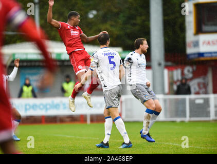 Crawley, UK, 12. Oktober 2019 - Maurer Bloomfield von Crawley Köpfe in das zweite Tor während der Skybet Liga Match zwischen Crawley und Colchester United auf die Leute in der Pension Stadion. Foto: Simon Dack TPI/Alamy leben Nachrichten Stockfoto