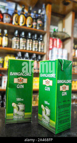 MYSURU (MYSORE), Karnataka/Indien - vom 15. Februar 2018: Bangalore Gin ein beliebtes alkoholisches Geist mit indischen Männer in Karnataka. Stockfoto