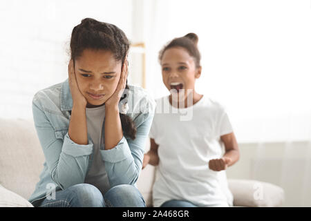 Hysterischen Mädchen an ihre ältere Schwester schreien Stockfoto