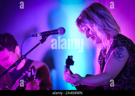 Indie singer/songwriter und Hadestown Schöpfer Anais Mitchell führt in Burlington, VT, USA, mit Gitarrist Austin Nevins. Stockfoto