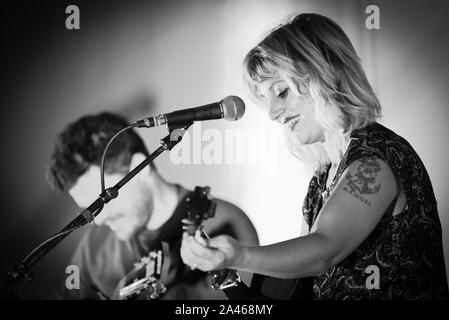 Indie singer/songwriter und Hadestown Schöpfer Anais Mitchell führt in Burlington, VT, USA, mit Gitarrist Austin Nevins. Stockfoto