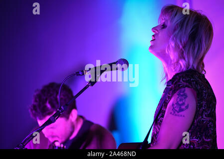 Indie singer/songwriter und Hadestown Schöpfer Anais Mitchell führt in Burlington, VT, USA, mit Gitarrist Austin Nevins. Stockfoto