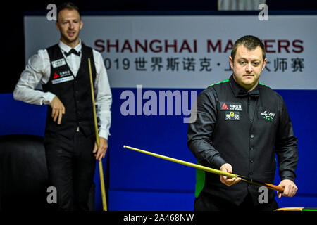 Mark Allen von Nordirland, rechts, hält einen Schuß zu Judd Trump von England, Links, im Viertelfinale von 2019 Snooker Shanghai Masters in Shangh Stockfoto
