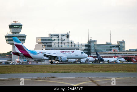 Berlin, Deutschland. 10 Okt, 2019. Ein Flugzeug der Fluggesellschaft Eurowings landet am Flughafen Tegel. Credit: Monika Skolimowska/dpa-Zentralbild/ZB/dpa/Alamy leben Nachrichten Stockfoto