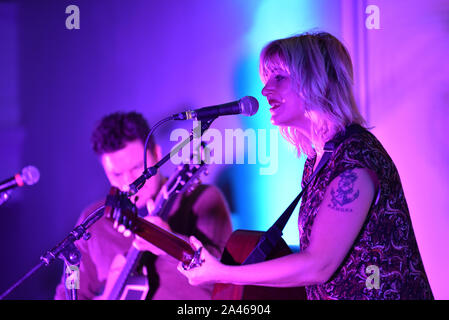 Indie singer/songwriter und Hadestown Schöpfer Anais Mitchell führt in Burlington, VT, USA, mit Gitarrist Austin Nevins. Stockfoto