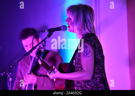 Indie singer/songwriter und Hadestown Schöpfer Anais Mitchell führt in Burlington, VT, USA, mit Gitarrist Austin Nevins. Stockfoto