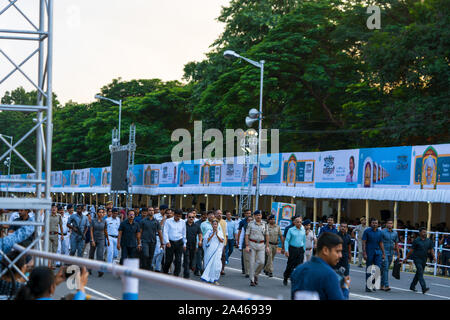 Chief Minister Mamata Banerjee mit pensionierten Polizeichef Surajit kar purkayastha Wandern oder marschieren durch die Red Road an der Puja Karneval 2019 in Stockfoto