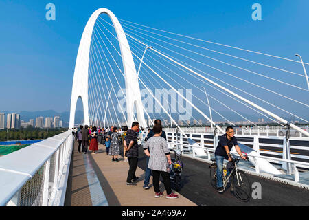 Die Ansicht des Xinshougang Brücke, die vor kurzem für die Öffentlichkeit geöffnet ist yongding Fluss zu überqueren, zieht die Aufmerksamkeit der lokalen Bürger dank der spe Stockfoto