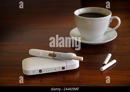 elfbar elfa kaufen Cigarette Smoker Uses a Heat-Not-Burn Device for the First Time main image 1