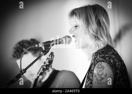 Indie singer/songwriter und Hadestown Schöpfer Anais Mitchell führt in Burlington, VT, USA, mit Gitarrist Austin Nevins. Stockfoto